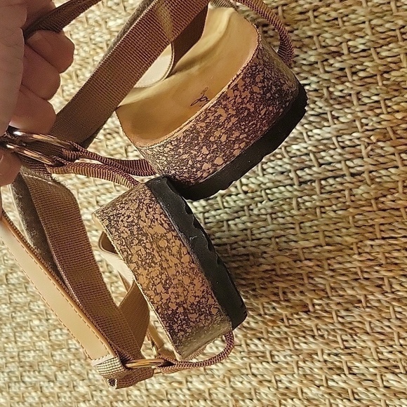 QUPID tan strap sandals in great condition.  Cork bed. Size is 6.5. - Picture 3 of 8